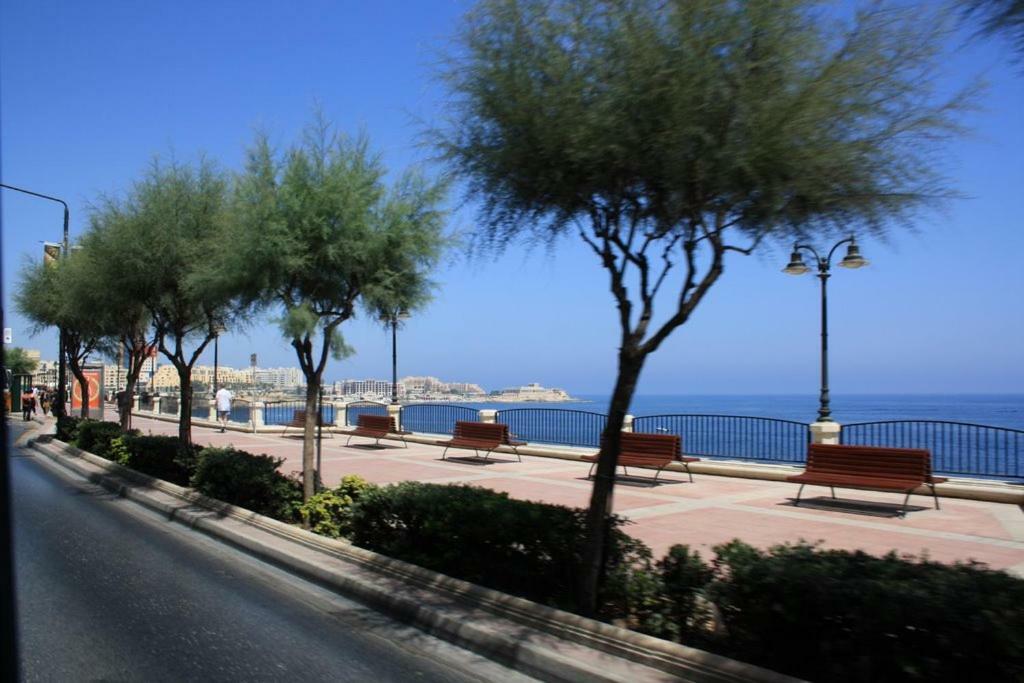 Modern Apartment Just Off The Promenade Σλιέμα Εξωτερικό φωτογραφία